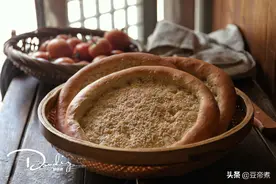 最后的面粉不做包子馒头了，简单揉一揉撒点芝麻，就是好吃的馕饼图片