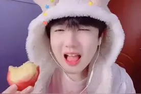 网红吃个桃桃太“娘”，引发网友不适举报，男儿不能少了阳刚之气图片