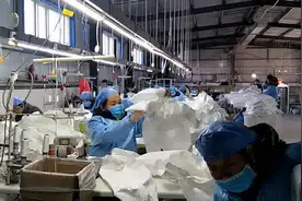 延津县21人“扶贫车间”代加工千套防护服，老板：不挣钱也干视频封面