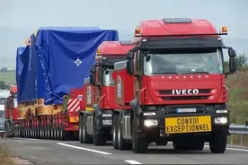 千吨货物也不在话下，前牵引后顶推，看大件运输的奇特方式图片