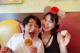 郑恺王祖蓝罕见合体看跑男，爆料王祖蓝家教太严，录完节目就回家图片