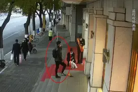 呼和浩特一男子持刀抢劫金店，员工挺身而出勇斗劫匪图片