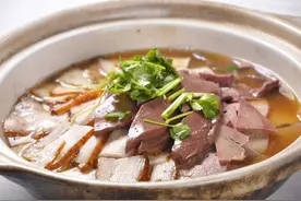 法国国民美食红酒炖鸡，为何最早用的并不是红酒？而是血腥的鸡血图片