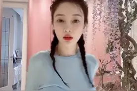 李小璐在家热舞，衣服却故意穿小一码，身材堪比“过山车”图片