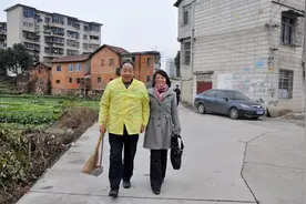 38岁漂亮女教师爱上65岁清洁工，写情书表达爱意，终于收获真爱图片