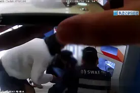 真人真事！自动售货机里出现2岁男童！特警迅速出警图片