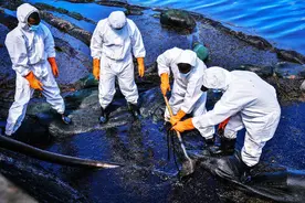 4万吨巨轮当场断成两截，大量石油涌入海中，日本这回麻烦大了图片