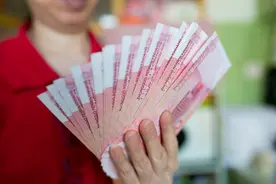 只按照最低社保标准缴纳养老金，到老了时，养老金是个什么水平？图片