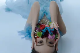 袁姗姗新娘装太性感，半透明人鱼裙秀S型好身材，瘦太多下巴超尖图片
