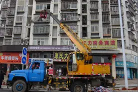 建阳区城管局：出动大型吊机，拆除“外窗广告”图片