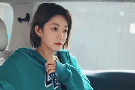 喻言一推门推出惊艳感，露脐打底运动衣秀美腹，短发增添干练感图片