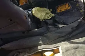 这些缅甸人为了走私翡翠原石绞尽脑汁，私家车能塞的地方都塞了图片