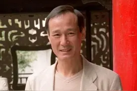 76岁香港打星承认患癌，病床照曝光，曾与周星驰拍《风雨同路》图片