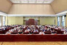 全市“干部大学堂”专题讲座举行 张吉福等聆听讲座图片