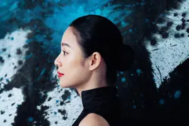 周韵全新水墨封面大片曝光，穿简约黑白裙大秀优越肩颈线图片