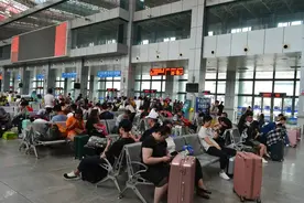西昌旅游集散服务中心：成都东站至西昌每天增开4个临时班次图片