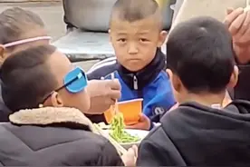 甘肃一男孩吃酒席遇班主任，被吓得端着碗不知所措，表情引人爆笑图片