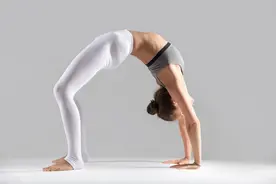 练瑜伽时，这个方法可以保护你的腰图片