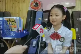 南京六岁女孩吉他弹唱火到国外：更喜欢香水、企鹅、冰激淋图片