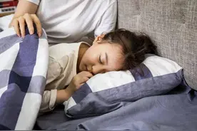 孩子为什么喜欢蹬被子？不仅仅是热，还有其他原因，妈妈们要了解图片