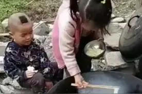 大山里的留守姐弟，给弟弟喂面条，连摄影师都看哭了图片
