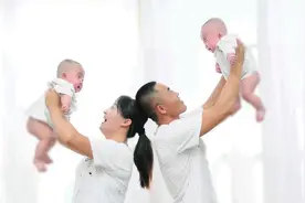 我因不孕与前夫离婚，再婚后试管生下双胞胎男孩，如今再陷困境图片