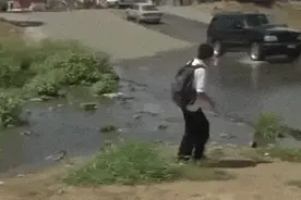 果真是母女俩，连摔倒的动作都一样。我的八块腹肌就是这样笑出来图片