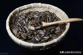 吃瓜子和花生等坚果有利降尿酸？医生辟谣，吃多坚果可能诱发痛风图片