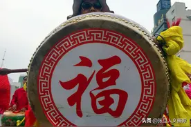 一群60岁的大妈，清晨不跳广场舞改敲震天响的锣鼓，看市民咋说图片