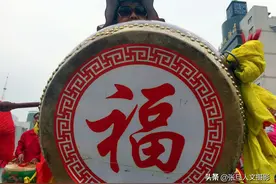 一群60岁的大妈，清晨不跳广场舞改敲震天响的锣鼓，看市民咋说图片