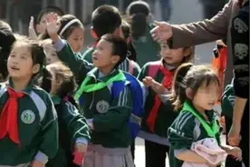 网友质疑浙江一所小学将红领巾换成绿领巾，学校回应正常教育行为图片