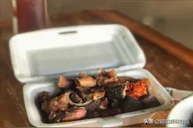 海南大姐在菜市场摆摊，当地人一大早就来喝酒吃肉，外地人吃不惯图片