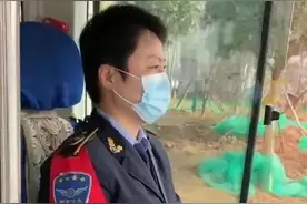 西安女子突然说了一段话，全车乘客集体鼓掌，驾驶员：当时脸红了图片