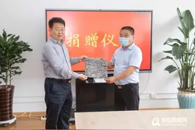 丰富记忆传承 热心市民向青岛城建档案馆赠老青岛影像图片