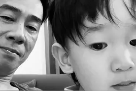 应采儿晒二胎儿子萌态，一岁HoHo奔跑灵活，笑起来像妈妈图片