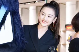 宋祖儿的干练风穿搭气场全开，袜子亮了图片