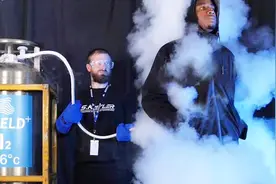 双旦来袭，可抵抗-196℃液氮喷射抗寒服送给自己！视频封面