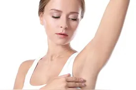 女子洗澡发现腋窝肿块，怀疑艾滋病，医生看到手指顿住：病因明了图片