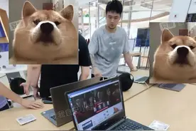 蒋劲夫现身电脑城挑手机，满身大汗衣服被浸湿，花臂瞩目如社会人图片