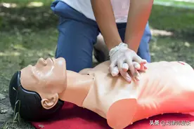 为抢救心脏骤停老人压断其12根肋骨被索赔十万元，应该赔偿吗图片