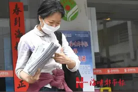 福州依姐骑车十几公里找报纸：一天没看报，吃饭都不香！图片