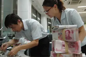 一女子去银行存钱，差一点要报警图片