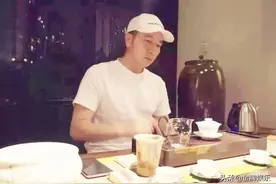 林生斌最后一次在国内露面的照片流出！男方独自一人在茶室喝茶图片