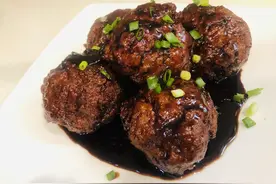 做红烧狮子头多加这一步，团出的肉丸子又大又圆，肉嫩到呲汁水图片