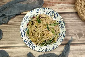 炒豆芽，先焯水还是直接炒？多加一步，豆芽脆爽又入味图片