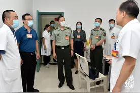 首次！扬州组织女兵征兵体检图片