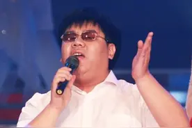 星光大道走红后四处捞金?被骂滚出娱乐圈的盲人杨光,如今成"网红"图片