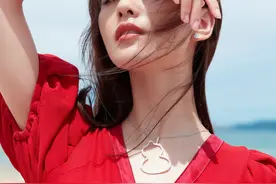 刘诗诗蓝天沙滩美图，赤脚红裙飘逸浪漫，高级炫目不愧是气质女神图片
