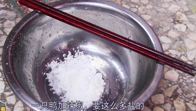 湖南“血酱鸭”最正宗的做法，香辣可口，看着食欲大增，你敢吃吗