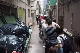 火到让人愿意在垃圾桶旁排队，黄子华为何有资格成“香港男神”？图片